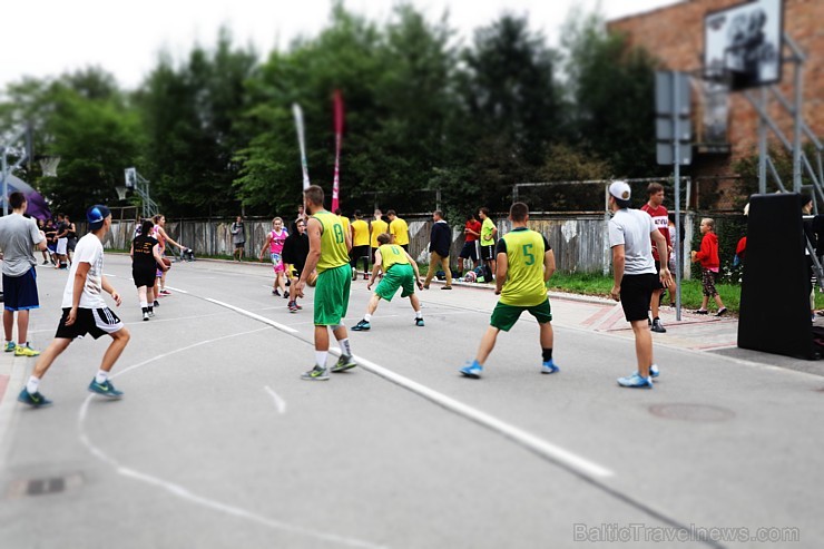 Ar skanīgām dziesmām, lustīgām dejām, prasmīgiem amatniekiem, sportiskām aktivitātēm un svētku salūtu augusta sākumā svinēja svētkus Alūksnē Ar skanīgām dziesmām, lustīgām dejām, prasmīgiem amatniekiem, sportiskām aktivitātēm un svētku salūtu augusta sākumā svinēja svētkus Alūksnē 181520