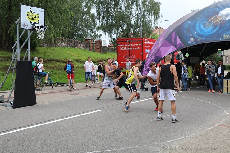 Ar skanīgām dziesmām, lustīgām dejām, prasmīgiem amatniekiem, sportiskām aktivitātēm un svētku salūtu augusta sākumā svinēja svētkus Alūksnē Ar skanīgām dziesmām, lustīgām dejām, prasmīgiem amatniekiem, sportiskām aktivitātēm un svētku salūtu augusta sākumā svinēja svētkus Alūksnē 181521