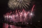 Krāšņais Rīgas svētku salūts priecē rīdziniekus un viesus