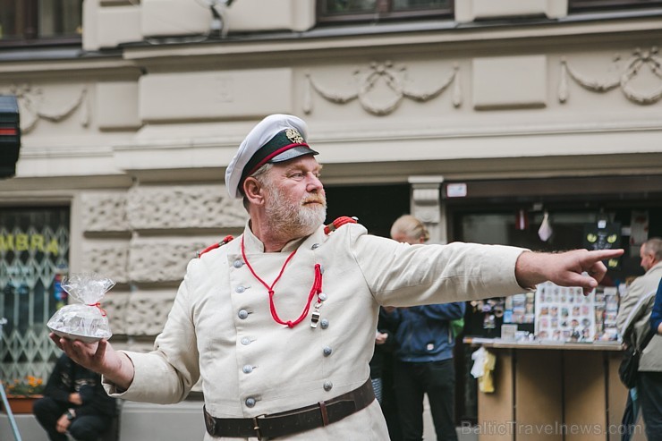 Rīgas svētku laikā trīs dienu garumā pilsētas ielās, skvēros, parkos un laukumos apmeklētāji baudīja krāšņu un daudzveidīgu vizuālo, muzikālo un arī s Rīgas svētku laikā trīs dienu garumā pilsētas ielās, skvēros, parkos un laukumos apmeklētāji baudīja krāšņu un daudzveidīgu vizuālo, muzikālo un arī s 181713
