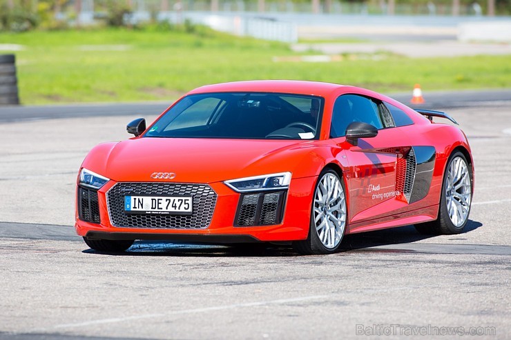 Travelnews.lv redakcija Biķernieku trasē 15.08.2016 izmēģina jaudīgos Audi R8 un RS sērijas automobiļus. Foto: Audi Sport Travelnews.lv redakcija Biķernieku trasē 15.08.2016 izmēģina jaudīgos Audi R8 un RS sērijas automobiļus. Foto: Audi Sport 181843