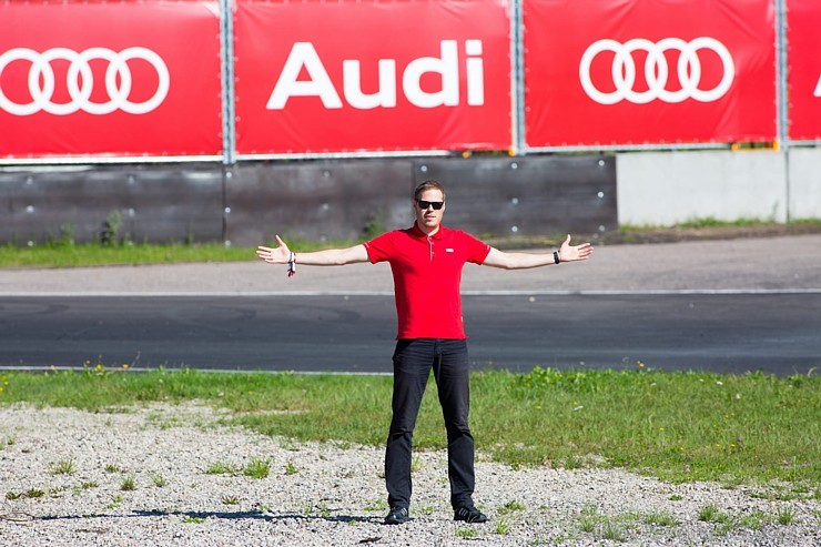 Travelnews.lv redakcija Biķernieku trasē 15.08.2016 izmēģina jaudīgos Audi R8 un RS sērijas automobiļus. Foto: Audi Sport Travelnews.lv redakcija Biķernieku trasē 15.08.2016 izmēģina jaudīgos Audi R8 un RS sērijas automobiļus. Foto: Audi Sport 181866