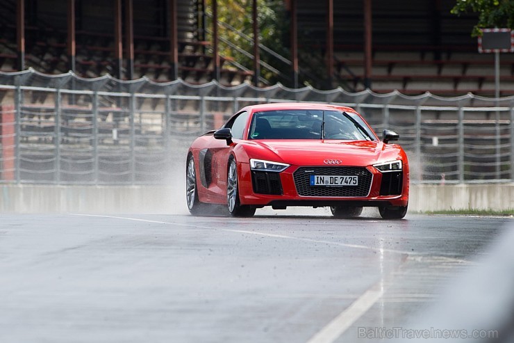 Travelnews.lv redakcija Biķernieku trasē 15.08.2016 izmēģina jaudīgos Audi R8 un RS sērijas automobiļus. Foto: Audi Sport Travelnews.lv redakcija Biķernieku trasē 15.08.2016 izmēģina jaudīgos Audi R8 un RS sērijas automobiļus. Foto: Audi Sport 181875