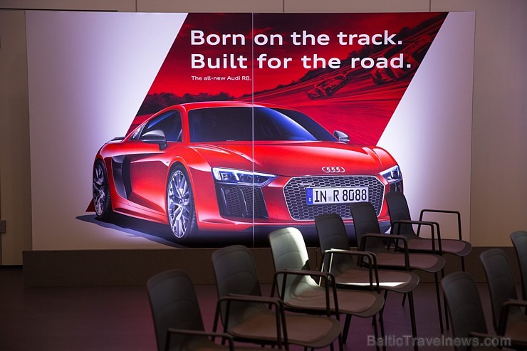 Travelnews.lv redakcija Biķernieku trasē 15.08.2016 izmēģina jaudīgos Audi R8 un RS sērijas automobiļus. Foto: Audi Sport Travelnews.lv redakcija Biķernieku trasē 15.08.2016 izmēģina jaudīgos Audi R8 un RS sērijas automobiļus. Foto: Audi Sport 181886