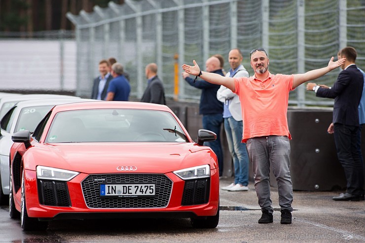 Travelnews.lv redakcija Biķernieku trasē 15.08.2016 izmēģina jaudīgos Audi R8 un RS sērijas automobiļus. Foto: Audi Sport Travelnews.lv redakcija Biķernieku trasē 15.08.2016 izmēģina jaudīgos Audi R8 un RS sērijas automobiļus. Foto: Audi Sport 181889