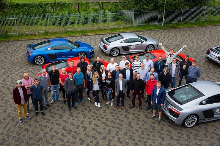 Travelnews.lv redakcija Biķernieku trasē 15.08.2016 izmēģina jaudīgos Audi R8 un RS sērijas automobiļus. Foto: Audi Sport Travelnews.lv redakcija Biķernieku trasē 15.08.2016 izmēģina jaudīgos Audi R8 un RS sērijas automobiļus. Foto: Audi Sport 181891