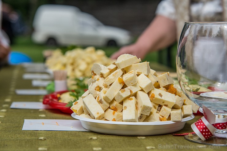 Ar Latgales keramiķu, klūgu un skalu grozu pinēju, kalēju, kokamatnieku, tautas dejotāju un amatierteātra piedalīšanos Jasmuižā tika svinēti Latgales Ar Latgales keramiķu, klūgu un skalu grozu pinēju, kalēju, kokamatnieku, tautas dejotāju un amatierteātra piedalīšanos Jasmuižā tika svinēti Latgales 181974