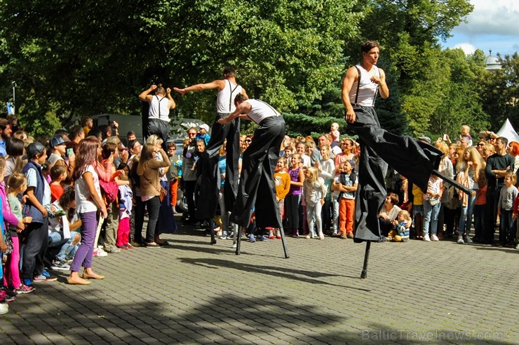 «Long Vehicle Circus» ir unikāls cirka mākslas projekts 182214