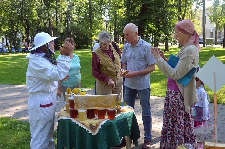Ar medus, biškopības produktu un ķiploku tirdziņu, degustācijām, prezentācijām un konkursiem norisinājies pirmie Medus un ķiploku svētki Daugavpilī Ar medus, biškopības produktu un ķiploku tirdziņu, degustācijām, prezentācijām un konkursiem norisinājies pirmie Medus un ķiploku svētki Daugavpilī 182560