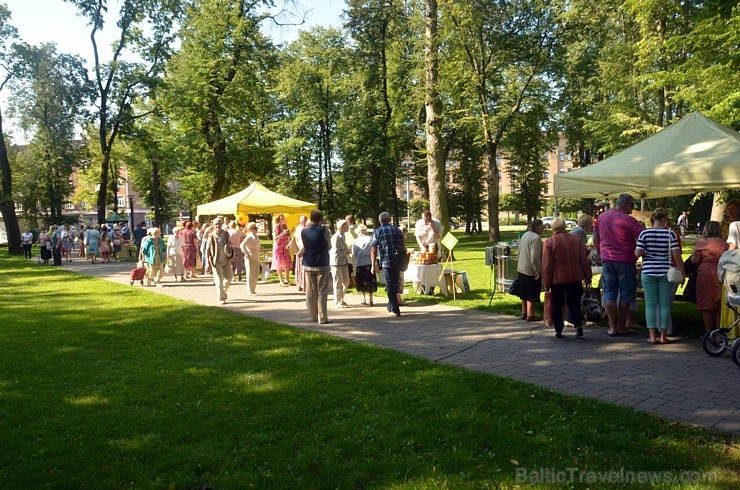 Ar medus, biškopības produktu un ķiploku tirdziņu, degustācijām, prezentācijām un konkursiem norisinājies pirmie Medus un ķiploku svētki Daugavpilī Ar medus, biškopības produktu un ķiploku tirdziņu, degustācijām, prezentācijām un konkursiem norisinājies pirmie Medus un ķiploku svētki Daugavpilī 182569