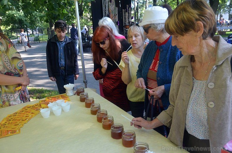 Ar medus, biškopības produktu un ķiploku tirdziņu, degustācijām, prezentācijām un konkursiem norisinājies pirmie Medus un ķiploku svētki Daugavpilī Ar medus, biškopības produktu un ķiploku tirdziņu, degustācijām, prezentācijām un konkursiem norisinājies pirmie Medus un ķiploku svētki Daugavpilī 182570