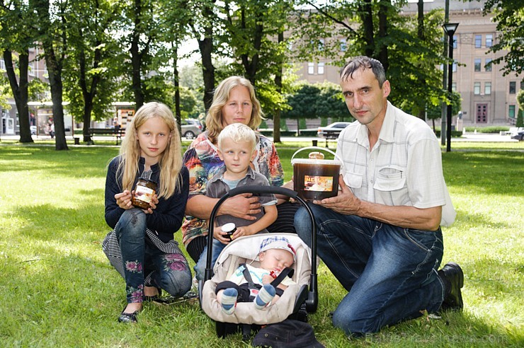 Ar medus, biškopības produktu un ķiploku tirdziņu, degustācijām, prezentācijām un konkursiem norisinājies pirmie Medus un ķiploku svētki Daugavpilī Ar medus, biškopības produktu un ķiploku tirdziņu, degustācijām, prezentācijām un konkursiem norisinājies pirmie Medus un ķiploku svētki Daugavpilī 182580