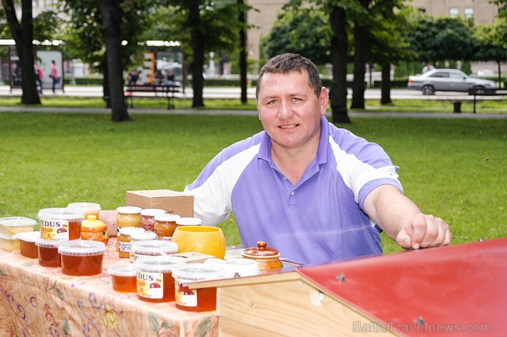 Ar medus, biškopības produktu un ķiploku tirdziņu, degustācijām, prezentācijām un konkursiem norisinājies pirmie Medus un ķiploku svētki Daugavpilī Ar medus, biškopības produktu un ķiploku tirdziņu, degustācijām, prezentācijām un konkursiem norisinājies pirmie Medus un ķiploku svētki Daugavpilī 182582