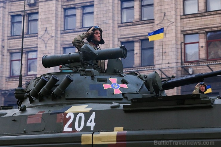 Ar grandiozu militāro parādi Kijevā atzīmē Ukrainas neatkarības dienu 182709
