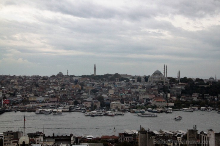 Galata torņa restorāna apmeklētājiem paveras lielisks skats uz Zelta raga līci ar tā daudzajiem tūristu kuģiem un slaidajiem minaretu torņiem fonā. 184995