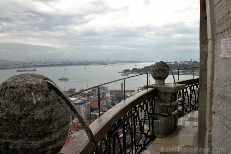 Galata torņa skatu galerija nav plata, tā drīzāk atgādina šauru klinšu taku, kura grūti apmainīties labāko foto panorāmu tverošu tūristu parīšiem. 185006
