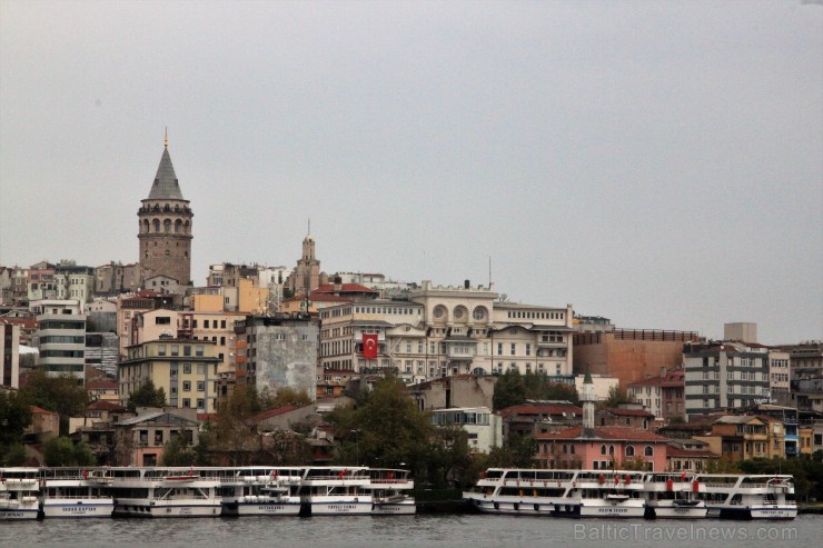 Lai iepazītu pilsētu no putna lidojuma un baudītu tās panorāmas skatus, viena no iespējam ir doties uz Galata torni 185011