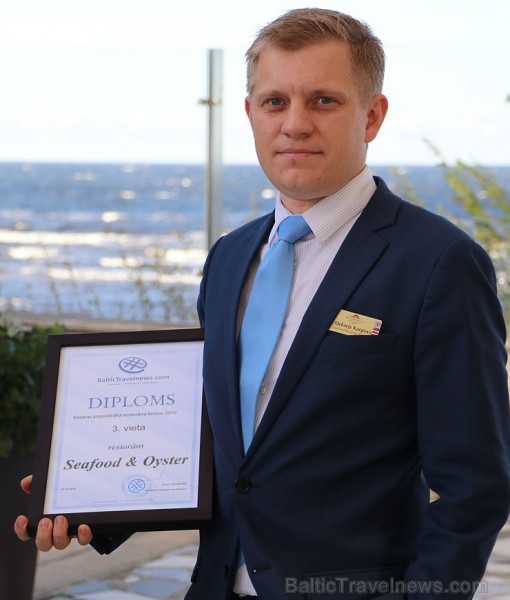 Jūrmalas viesnīcas Baltic Beach Hotel restorānu vadītājs Aleksejs Karpovs ar diplomu «Populārākā vasaras restorāna terase 2016» Jūrmalas viesnīcas Baltic Beach Hotel restorānu vadītājs Aleksejs Karpovs ar diplomu «Populārākā vasaras restorāna terase 2016» 185375