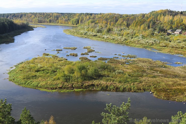 Uzkāpjot skatu tornī, paveras skats uz Daugavas loku mežiem, Krāslavas koka mājiņām un baznīcu smailēm Uzkāpjot skatu tornī, paveras skats uz Daugavas loku mežiem, Krāslavas koka mājiņām un baznīcu smailēm 185667