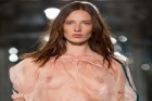 Rīgas modes nedēļas otrā diena: Zīmols «M-Couture» demonstrē sievišķību un mežģīnes