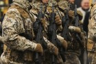 Ar militāru parādi Latvijas un sabiedroto bruņotie spēki godina Latvijas valsts izveidošanu