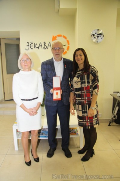 «Jēkaba ceļojumi» dibinātājs Uldis Alksnis kļūst par otro cilvēku Latvijā, kurš saņem atzinības krustu par ieguldījumu tūrismā «Jēkaba ceļojumi» dibinātājs Uldis Alksnis kļūst par otro cilvēku Latvijā, kurš saņem atzinības krustu par ieguldījumu tūrismā 188248
