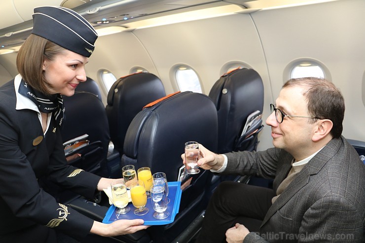 Divi biznesa klases tūristi izbauda lidojumu Rīga - Maskava ar lidsabiedrību «Aaeroflot». Atbalsta: Baltic Travel Group Divi biznesa klases tūristi izbauda lidojumu Rīga - Maskava ar lidsabiedrību «Aaeroflot». Atbalsta: Baltic Travel Group 189632
