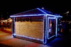 Rēzeknes Festivāla parkā skanot dziesmām ir iedegta lielā egle