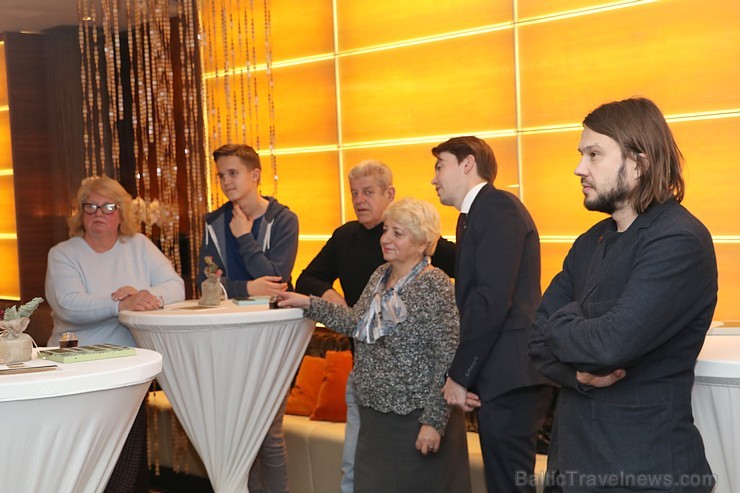 Talantīgā māksliniece Sandra Strēle izstāda gleznu sēriju «Melanholija» viesnīcā «Radisson Blu Hotel Elizabete» Talantīgā māksliniece Sandra Strēle izstāda gleznu sēriju «Melanholija» viesnīcā «Radisson Blu Hotel Elizabete» 189872