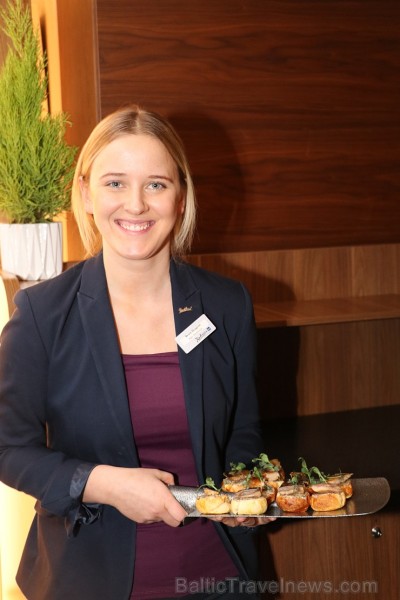 Talantīgā māksliniece Sandra Strēle izstāda gleznu sēriju «Melanholija» viesnīcā «Radisson Blu Hotel Elizabete» Talantīgā māksliniece Sandra Strēle izstāda gleznu sēriju «Melanholija» viesnīcā «Radisson Blu Hotel Elizabete» 189896