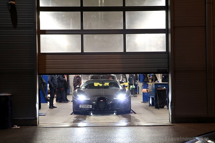 Vairāk nekā vienu miljonu vērtais «Bugatti Veyron» nespēj iziet tehnisko apskati Rīgā, jo šīm vairāk nekā 1000 zirgspēku jaudīgajam modelim no ražotāj Vairāk nekā vienu miljonu vērtais «Bugatti Veyron» nespēj iziet tehnisko apskati Rīgā, jo šīm vairāk nekā 1000 zirgspēku jaudīgajam modelim no ražotāj 189942