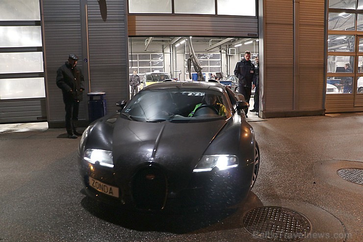 Vairāk nekā vienu miljonu vērtais «Bugatti Veyron» nespēj iziet tehnisko apskati Rīgā, jo šīm vairāk nekā 1000 zirgspēku jaudīgajam modelim no ražotāj Vairāk nekā vienu miljonu vērtais «Bugatti Veyron» nespēj iziet tehnisko apskati Rīgā, jo šīm vairāk nekā 1000 zirgspēku jaudīgajam modelim no ražotāj 189947