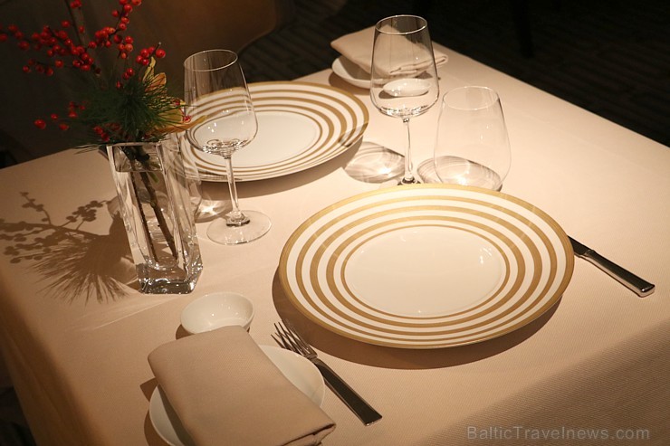 Tūrisma firmas «Baltic Travel Group» vadītājs izbauda «Four Seasons Hotel Moscow» lrestorāna un bāra piedāvājumu 190119