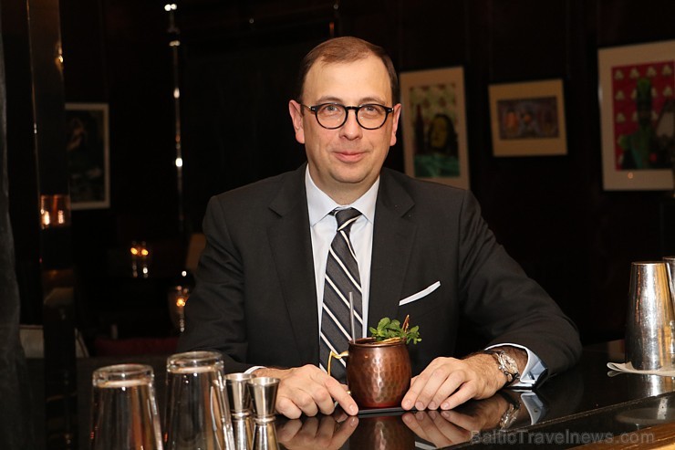 Tūrisma firmas «Baltic Travel Group» vadītājs izbauda «Four Seasons Hotel Moscow» lrestorāna un bāra piedāvājumu 190144