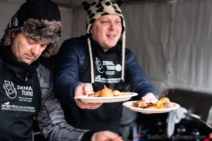 «Ziemas garšu svinēšana» Siguldā pulcē gardēžus no visas Latvijas. Foto autori - Oskars Briedis un Alberts Linarts «Ziemas garšu svinēšana» Siguldā pulcē gardēžus no visas Latvijas. Foto autori - Oskars Briedis un Alberts Linarts 191720