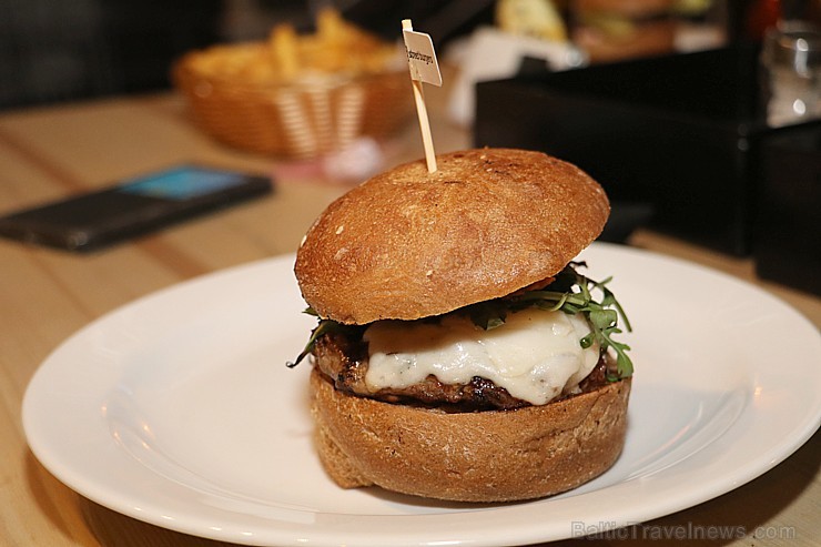 Travelnews.lv redakcija apciemo burgernīcu «Street Burgers» Blaumaņa ielā, Rīga 192974