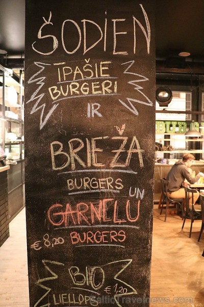 Travelnews.lv redakcija apciemo burgernīcu «Street Burgers» Blaumaņa ielā, Rīga 192977