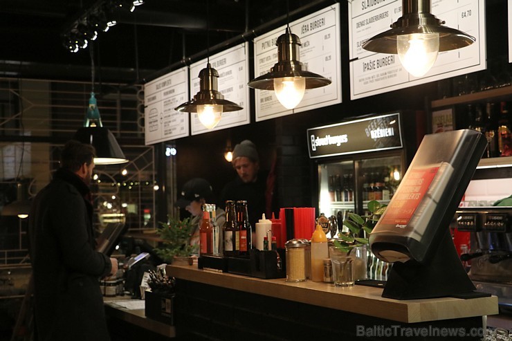 Travelnews.lv redakcija apciemo burgernīcu «Street Burgers» Blaumaņa ielā, Rīga 192980