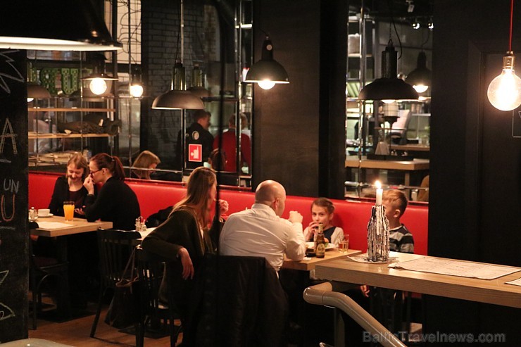 Travelnews.lv redakcija apciemo burgernīcu «Street Burgers» Blaumaņa ielā, Rīga 192981