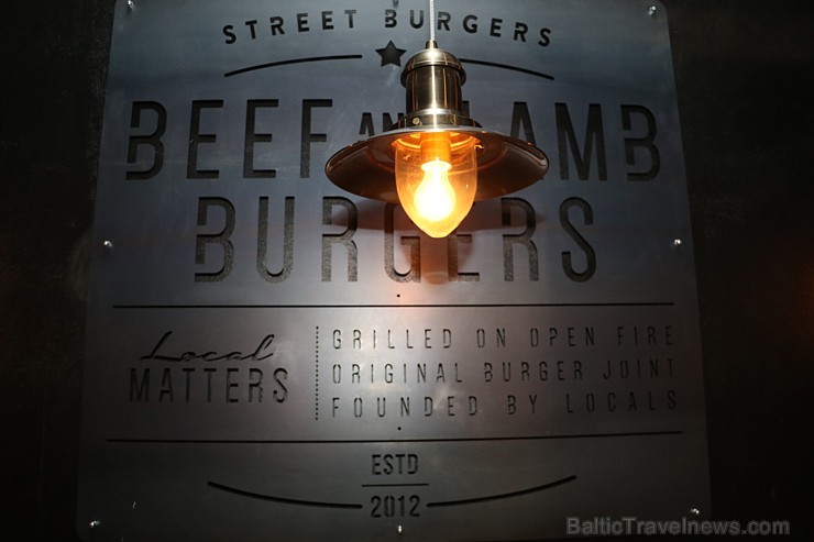 Travelnews.lv redakcija apciemo burgernīcu «Street Burgers» Blaumaņa ielā, Rīga 192986