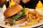 Travelnews.lv redakcija apciemo burgernīcu «Street Burgers» Blaumaņa ielā