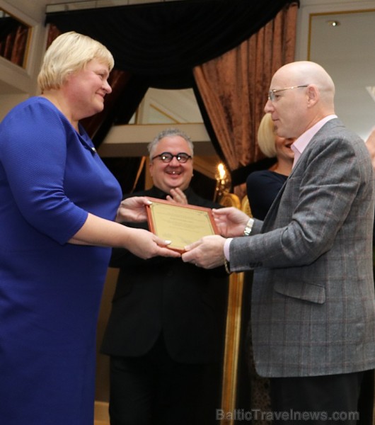 Rīgas 5 zvaigžņu viesnīca «Grand Palace Hotel» ar Martas balli saziedo gandrīz 23 000 eiro un šo summu dāvina ar vēzi slimiem bērniem - BKUS Onkohemat Rīgas 5 zvaigžņu viesnīca «Grand Palace Hotel» ar Martas balli saziedo gandrīz 23 000 eiro un šo summu dāvina ar vēzi slimiem bērniem - BKUS Onkohemat 193136