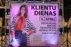 Lielveikals «Elkor Plaza» klientu dienās konsultē pircējus par ceļošanas inventāru