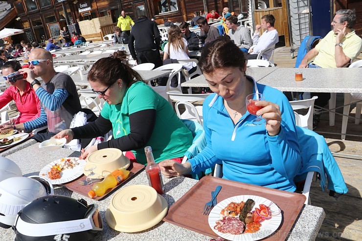 Travelnews.lv redakcija kopā ar «Latvia Tours» izbauda kalnu slēpošanu Alpu kalnos. Atbalsta: Club Med Travelnews.lv redakcija kopā ar «Latvia Tours» izbauda kalnu slēpošanu Alpu kalnos. Atbalsta: Club Med 195064