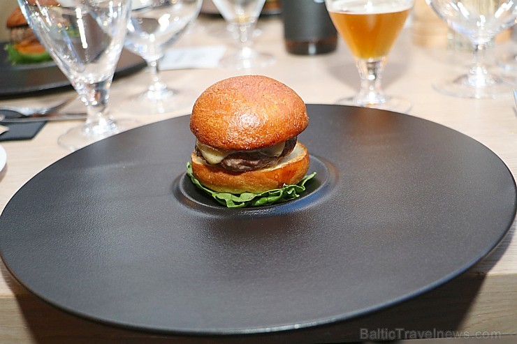 Alus restorāns «Easy Beer» Vecrīgā rīko garšu vakaru amerikāņu stilā «Alus - burbons - ēdiens» - Kraft mini siera burgers Alus restorāns «Easy Beer» Vecrīgā rīko garšu vakaru amerikāņu stilā «Alus - burbons - ēdiens» - Kraft mini siera burgers 195823
