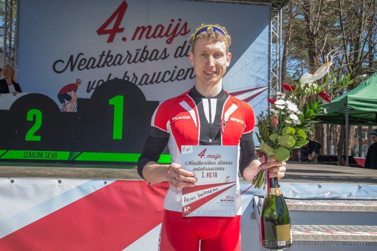 Jūrmalā aizvadīts Neatkarības dienas velobrauciens 196324