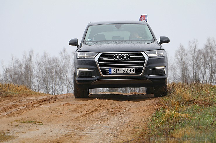 Travelnews.lv redakcija maija svētkos ar jauno un jaudīgo «Audi Q7 e-tron» apceļo Latgali 196834