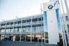 Rīgā svinīgā atmosfērā durvis ir vēris Baltijā lielākais BMW auto centrs