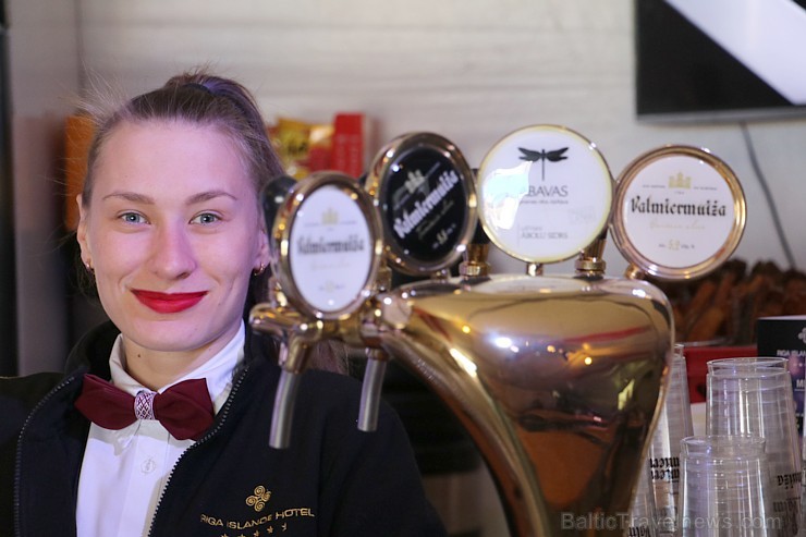 Hokeja fanu telts Pārdaugavā pie «Islande Hotel» sit augstu vilni Latvijas spēlēs 197201