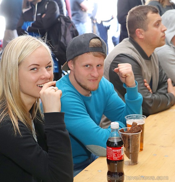 Hokeja fanu telts Pārdaugavā pie «Islande Hotel» sit augstu vilni Latvijas spēlēs 197205